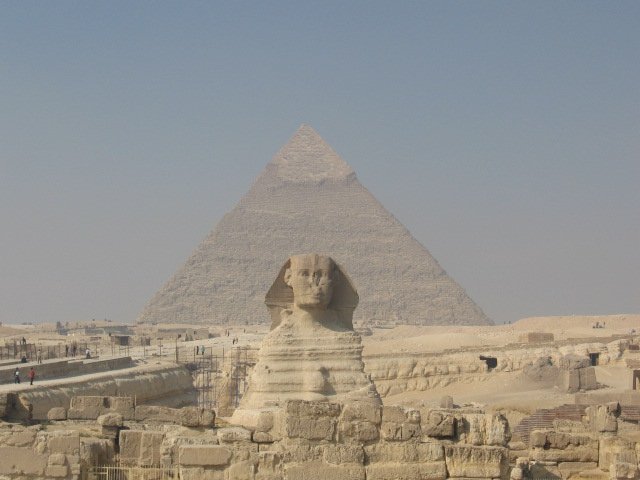 sphinx-pyramids.jpg (46014 bytes)